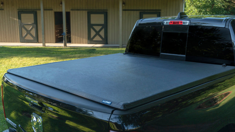 Lund 99-17 Ford F-250 Super Duty (8ft. Bed) Genesis Tri-Fold Tonneau Cover - Black